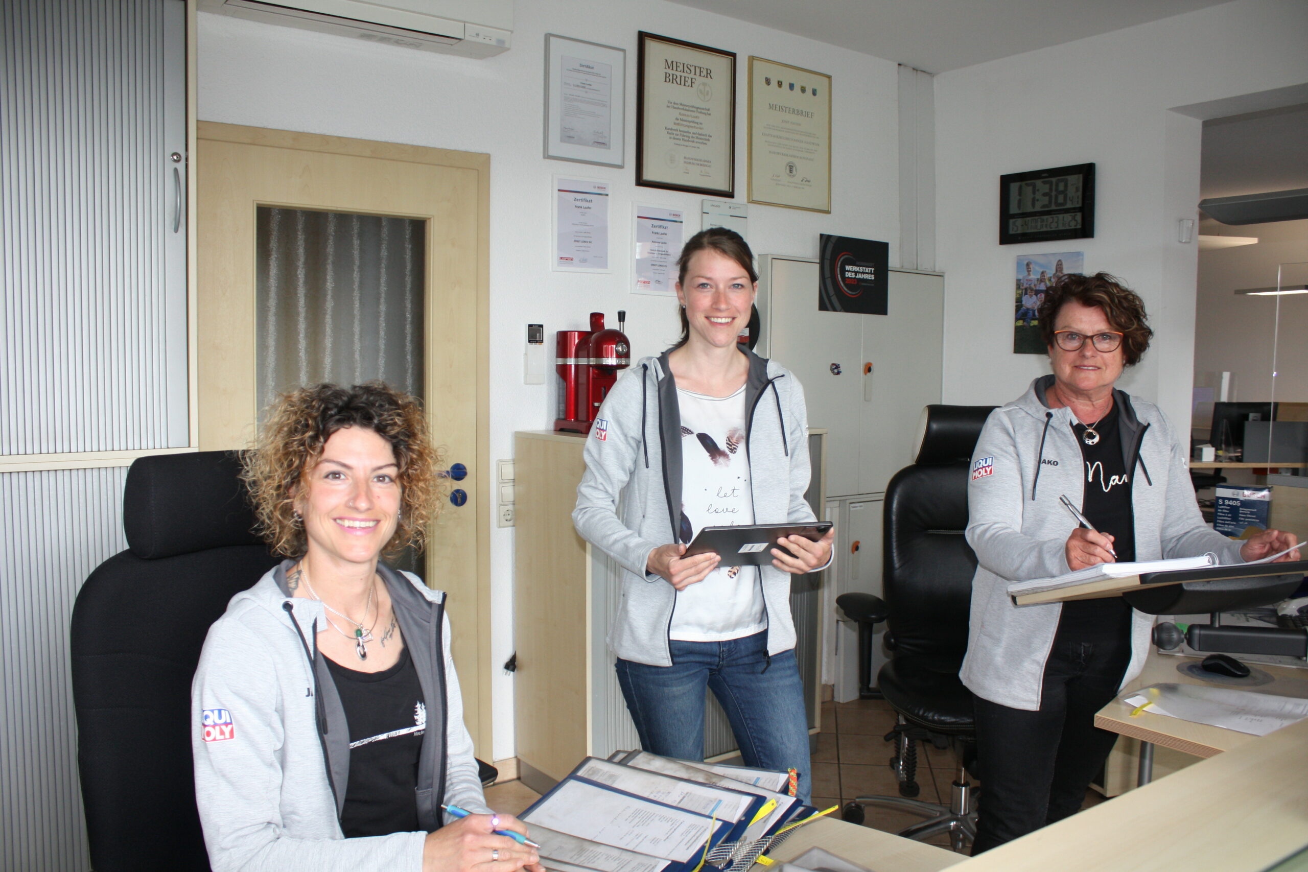 Büroteam Auto Laufer - v.r. Gudrun Laufer_Linda Laufer_Martina Weißer